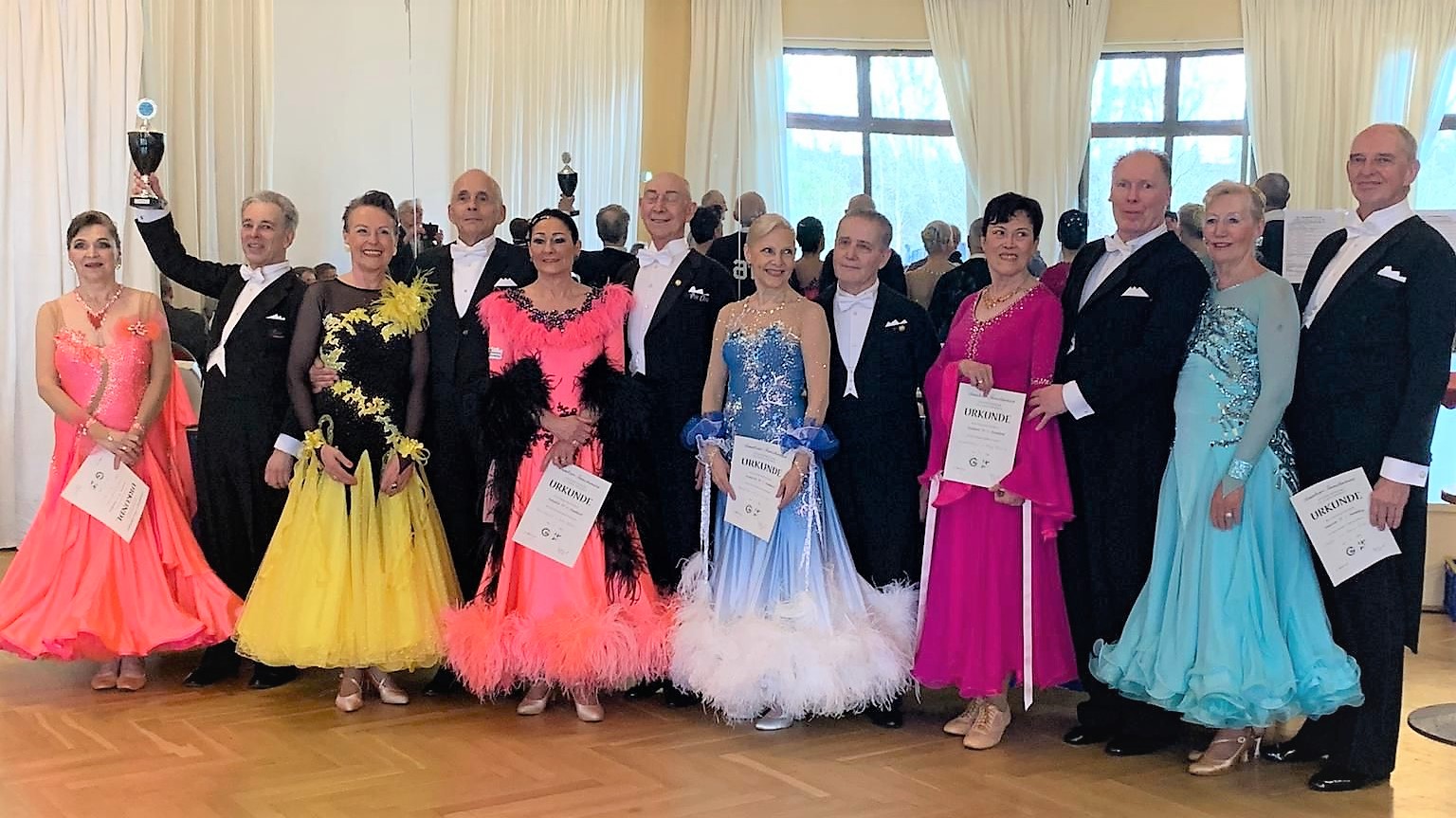 (V. l.) Holger und Karin Zinn (TSC Casino Oberalster), Peter und Irin Wieschendorf (Imperial Club Hamburg), Hans-Heinrich und Elfi Weimer (Norderstedt), Marcel und Birgit Suhr-Emé (Hannover), Gunnar Wagner und Helga Biernoth (TSC Casino Oberalster), Stefan und Marion Hüls (Club Saltatio Hamburg)