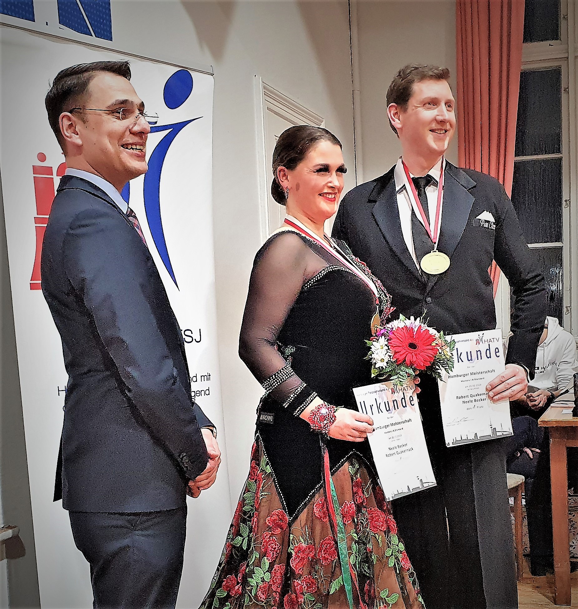 Robert Quakernack und Neele Becker vom TSG Creativ Hamburg, Hamburger Meister der Klasse MAS I B. Links: Daniel Randhawa, Vizepräsident des HATV. Robert Quakernack und Neele Becker vom TSG Creativ Hamburg, Hamburger Meister der Klasse MAS I B. Links: Daniel Randhawa, Vizepräsident des HATV.