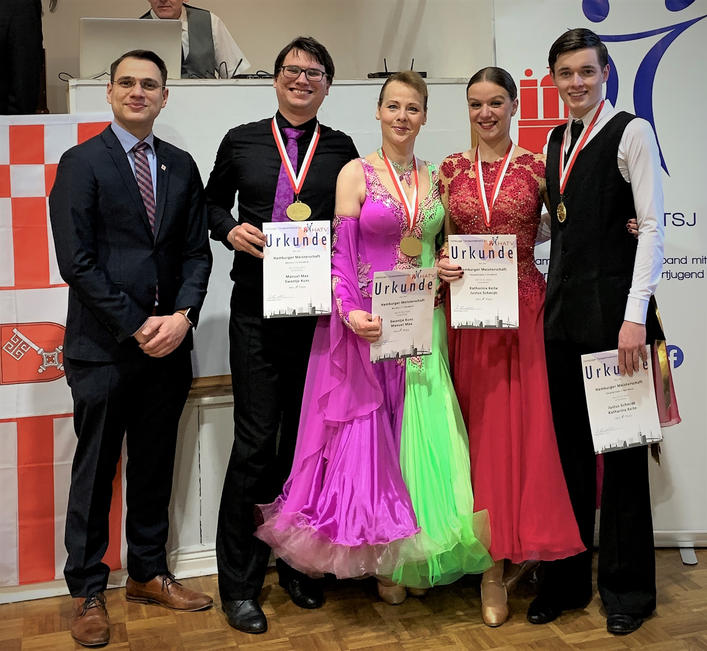 Justus Schmidt und Katharina Keite (r.), Hamburger Meister in der Hauptgruppe C, Manuel Max und Swantje Kunz (Mitte), Hamburger Meister MAS I C, mit Daniel Randhawa, Vizepräsident des HATV. Justus Schmidt und Katharina Keite (r.), Hamburger Meister in der Hauptgruppe C, Manuel Max und Swantje Kunz (Mitte), Hamburger Meister MAS I C, mit Daniel Randhawa, Vizepräsident des HATV.