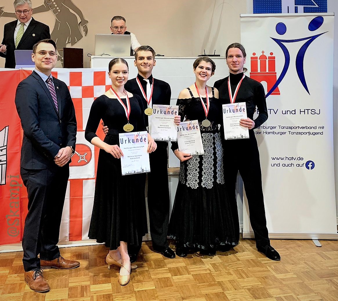 Patrick Dolk und Marlena Sanmann, Hamburger Meister HGR D (Mitte), Silvan Heinrich und Fiona Mahlberg, Hamburger Vizemeister HGR D (r.) mit HATV-Vize Daniel Randhawa. Patrick Dolk und Marlena Sanmann, Hamburger Meister HGR D (Mitte), Silvan Heinrich und Fiona Mahlberg, Hamburger Vizemeister HGR D (r.) mit HATV-Vize Daniel Randhawa.
